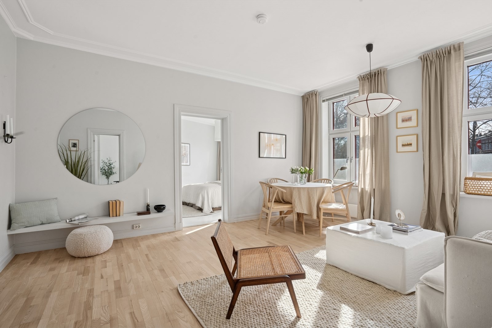 Stuen ligger praktisk mellom soverommene i leiligheten og vender ut mot Helgesens gate - Gaten har nylig blitt gjort enveiskjørt og tilrettelagt for sykkelvei som har redusert trafikkmengden og støy. Galleribilde