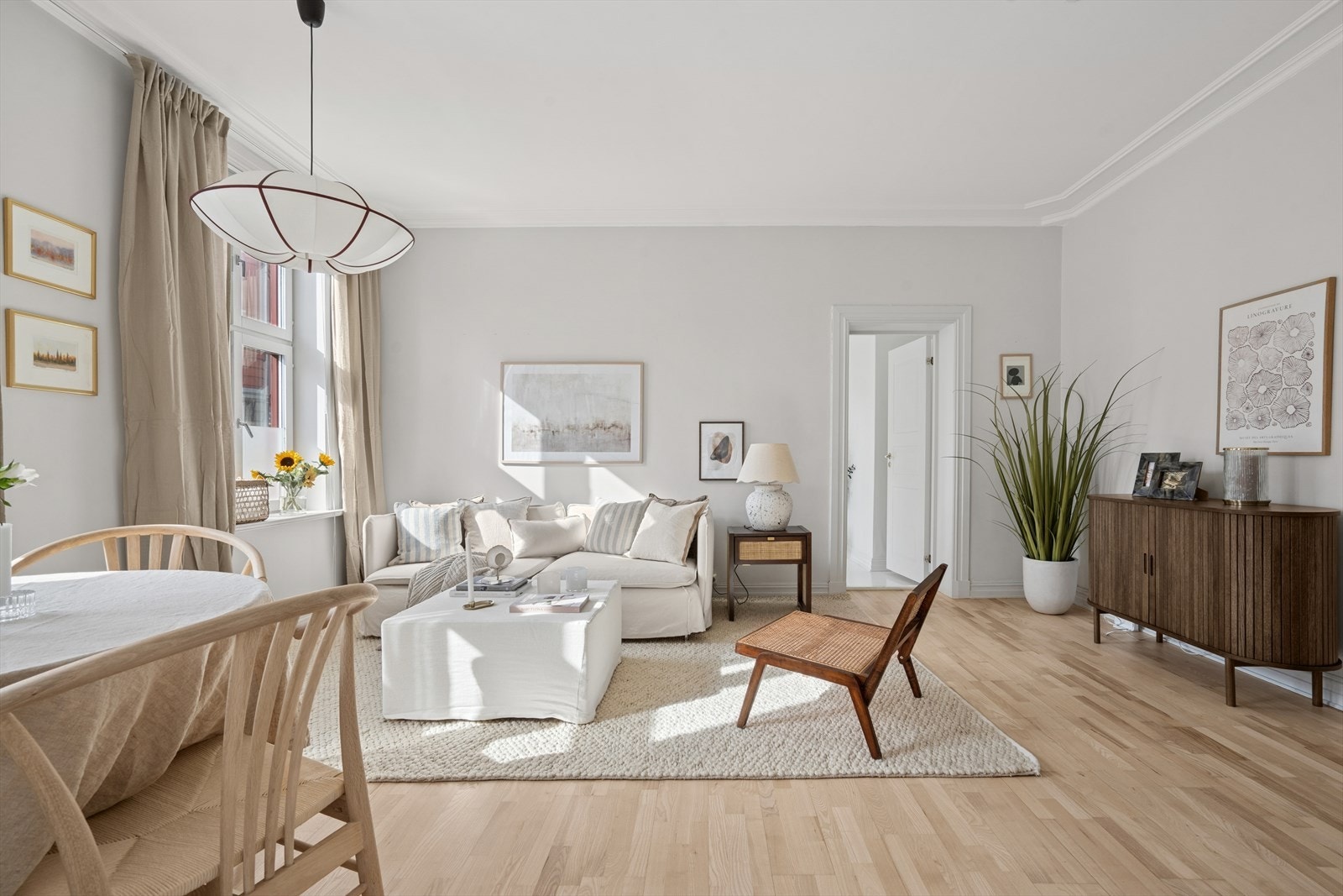 Her er det god plass til spisebord av god størrelse samt sofa og tilhørende møblement. Stuen oppleves som sosialt innbydende - Her har du god plass til besøk! Galleribilde