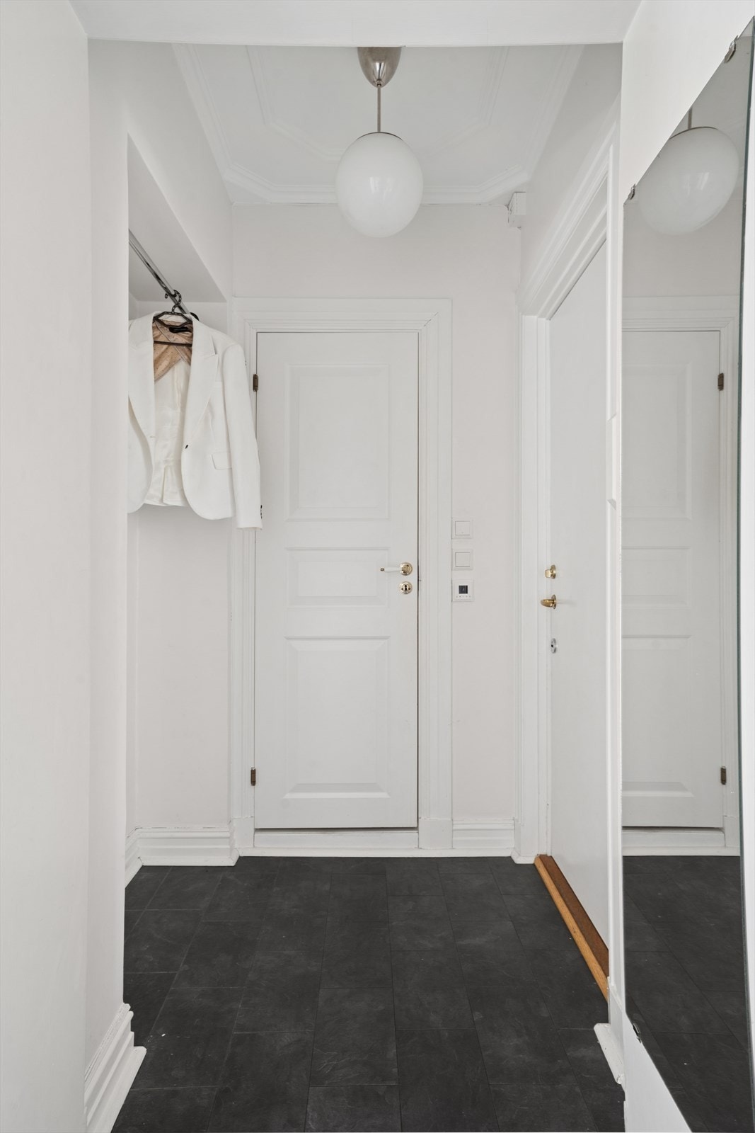 Velkommen inn! Her er det god plass til å henge fra deg yttertøyet, og herfra har du adkomst til badet, kjøkkenet og spisestuen. Galleribilde