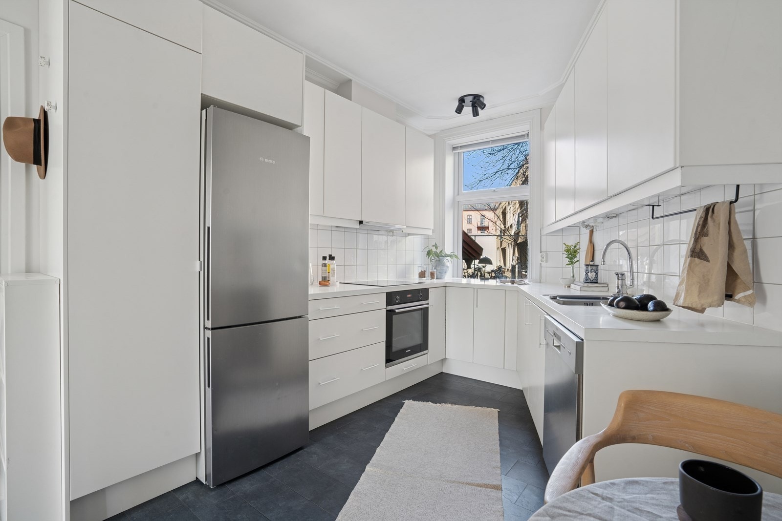 Kjøkkeninnredningen fra 2016. Her er det rikelig med både benk- og skapplass for hobbykokken. Galleribilde