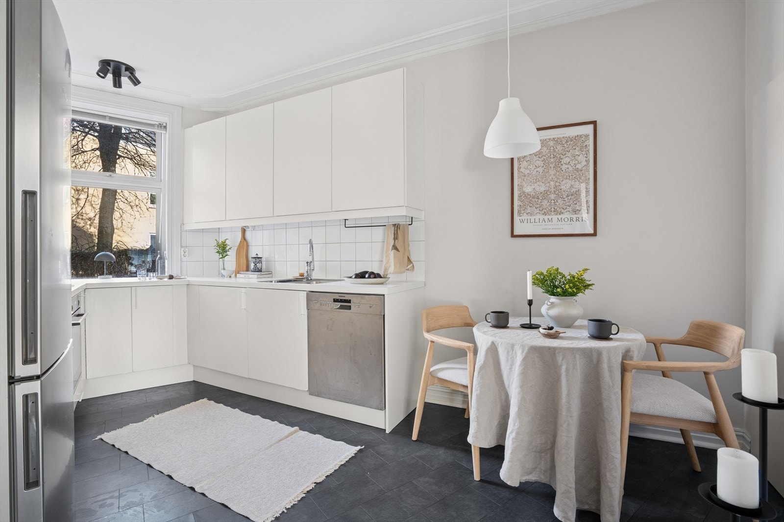 Fra entréen har du adkomst til leilighetens kjøkken. Her er det god plass til en enkel spisegruppe for de enkle måltidene i døgnet. Galleribilde