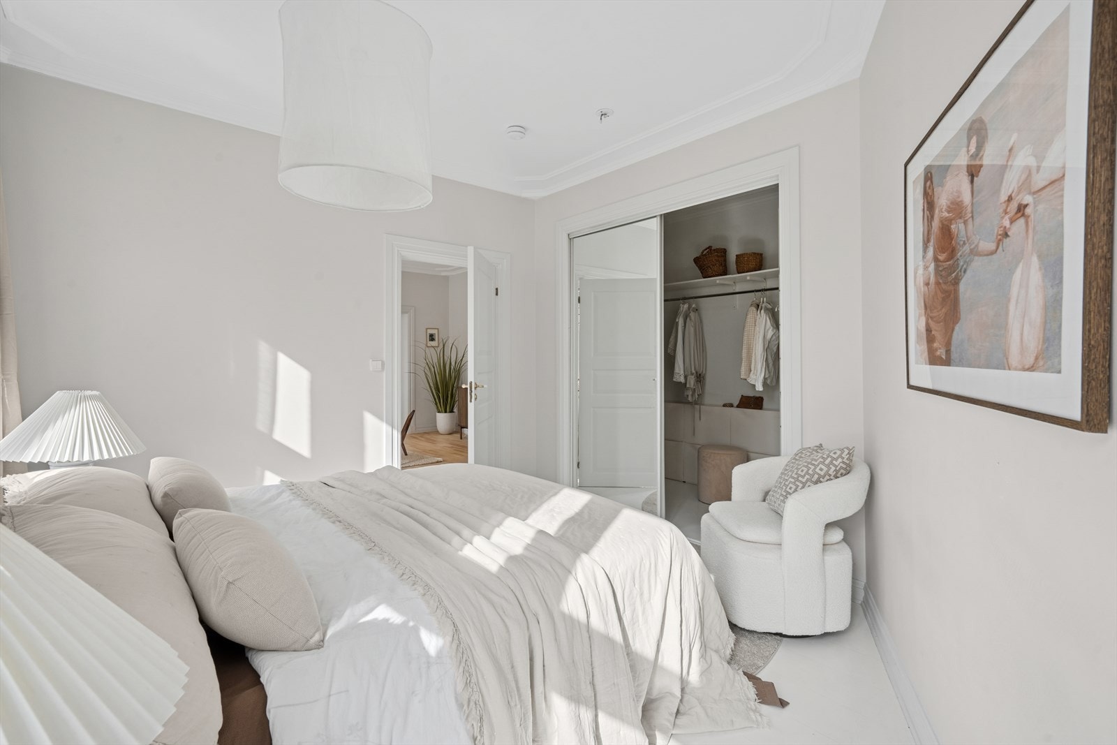 Garderoben har praktiske skyvedører med speilfronter. Galleribilde