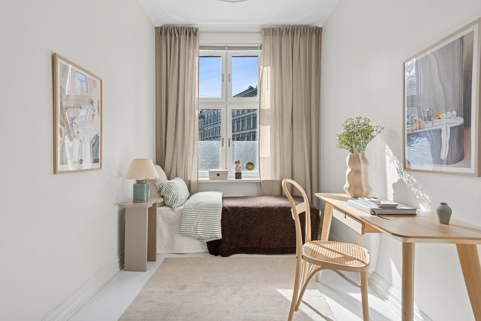 Her er det, som spisestuen og hovedsoverommet, rikelig med naturlig lysinnslipp. Galleribilde