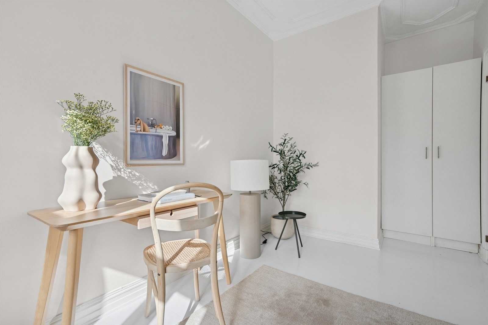 Her er det som nevnt god plass til hjemmekontor i tillegg til et klesskap av god størrelse. Galleribilde