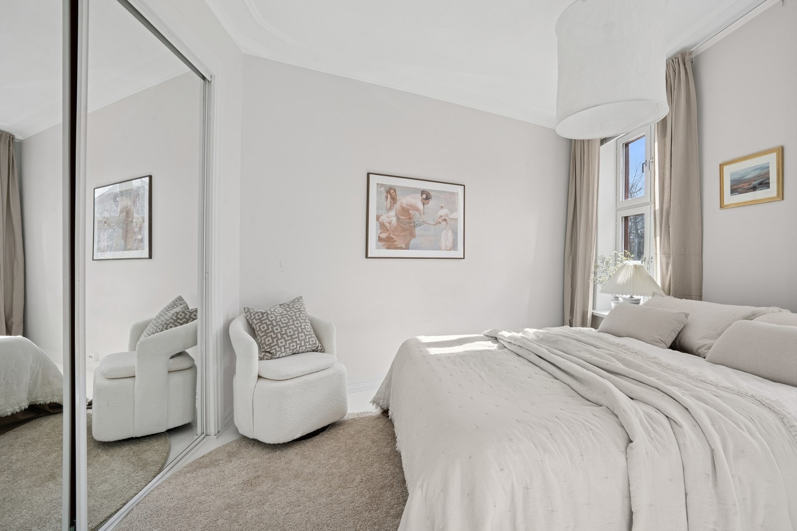 Leilighetens hovedsoverom er av god størrelse og har praktisk walk-in. Galleribilde