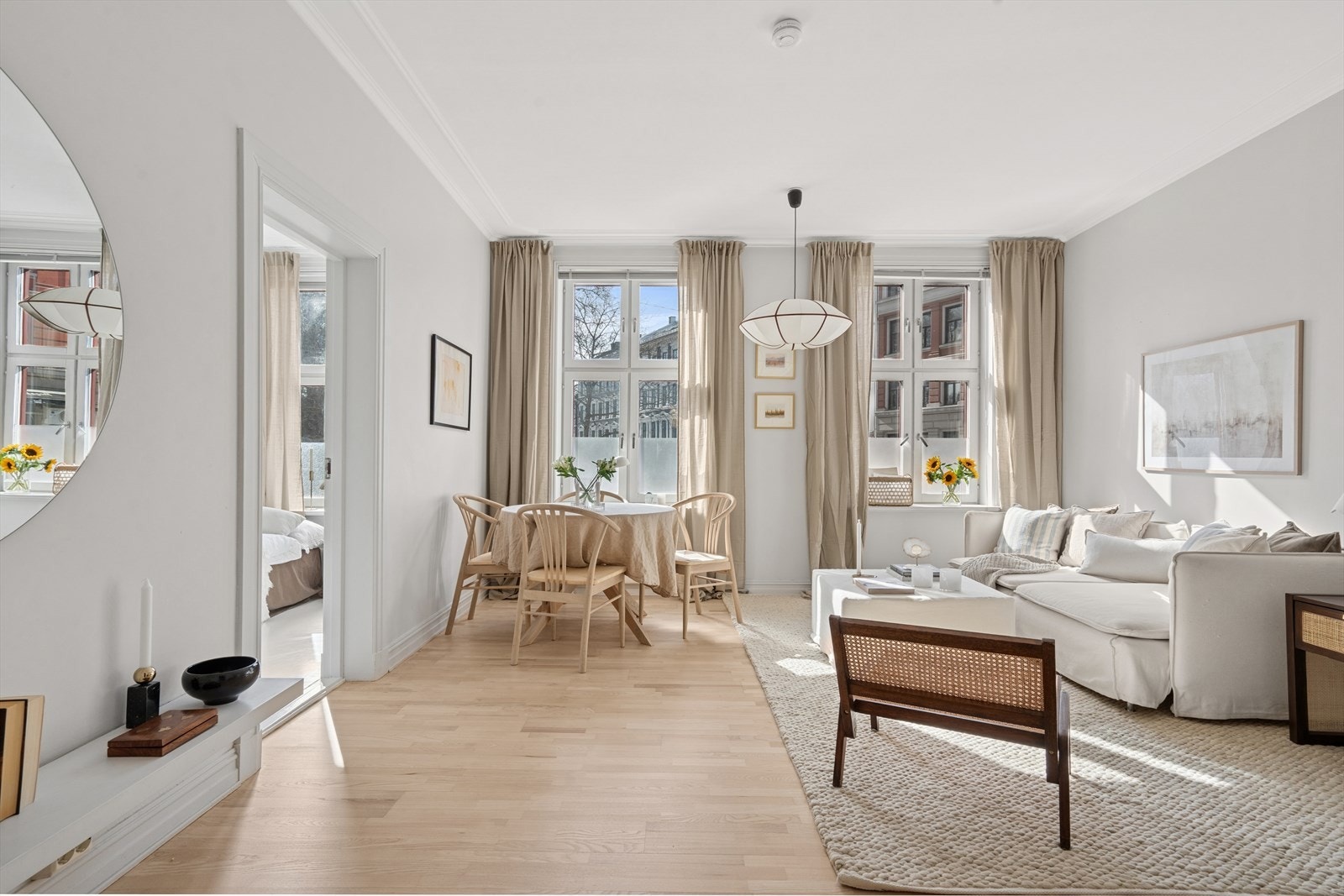 Inn i leilighetens stue slippes det inn rikelig med naturlig lys som bidrar til å lage en hyggelig atmosfære i rommet. Galleribilde