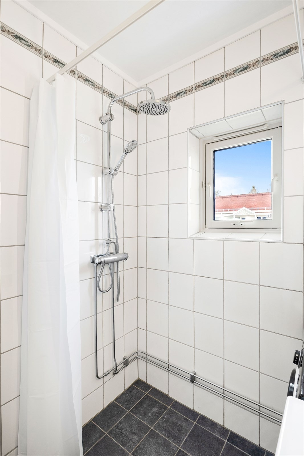 - Det ble lagt nye varmekabler og fliser på gulvet i 2022 - Galleribilde