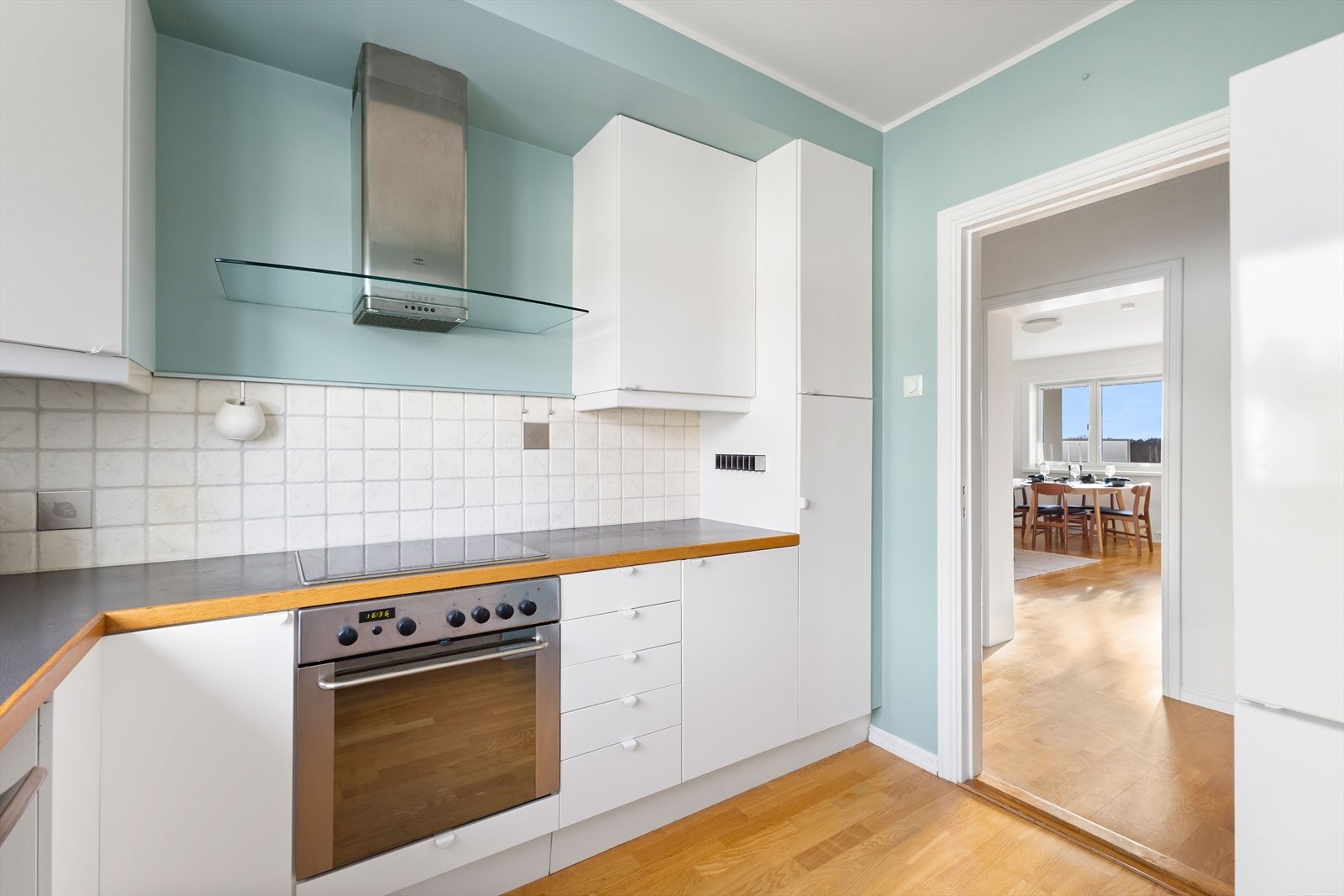 - Alt av hvitevarer på kjøkkenet medfølger salget - Galleribilde