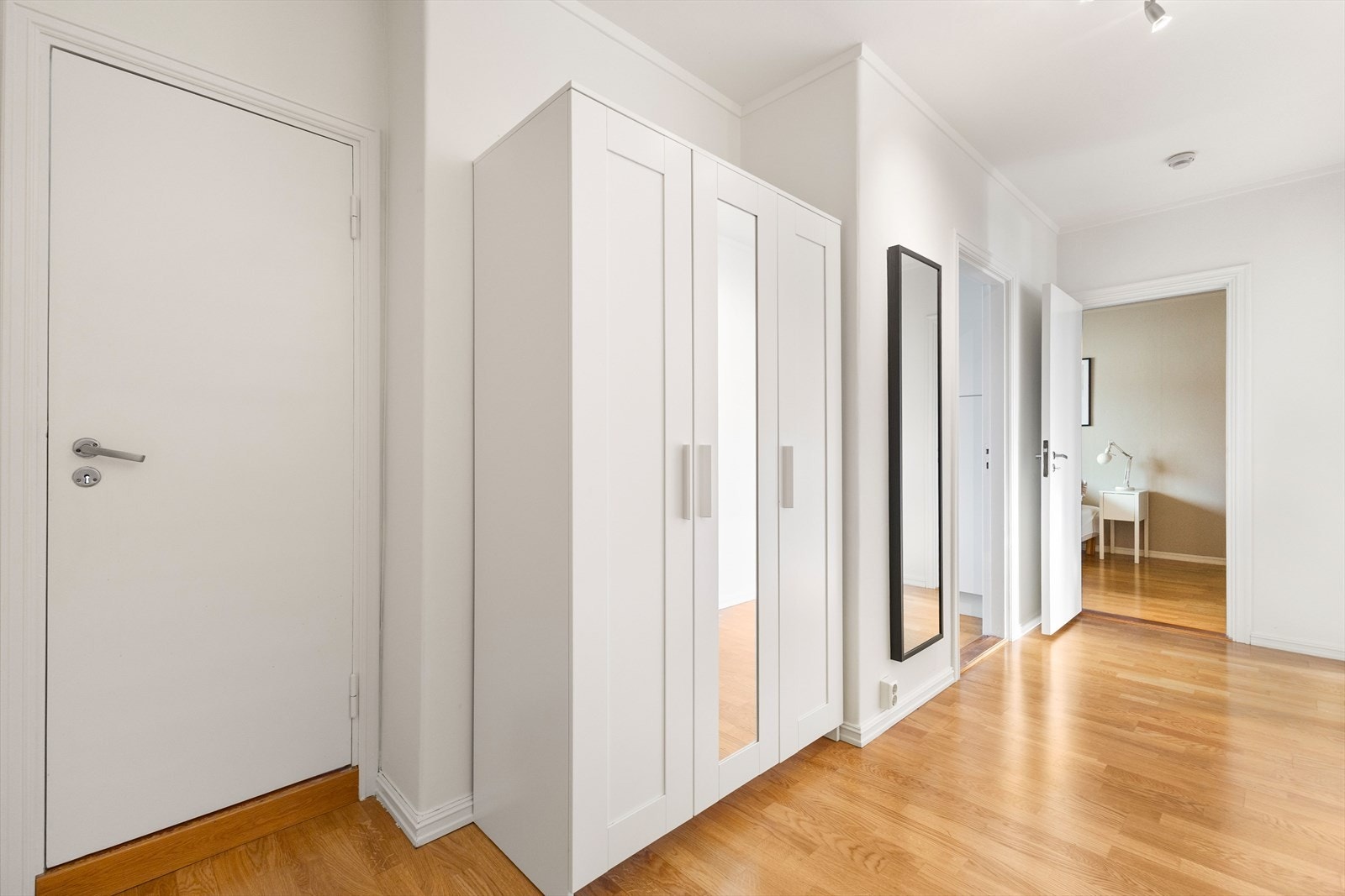 - Velkommen inn i en lys og innbydende entré - Galleribilde