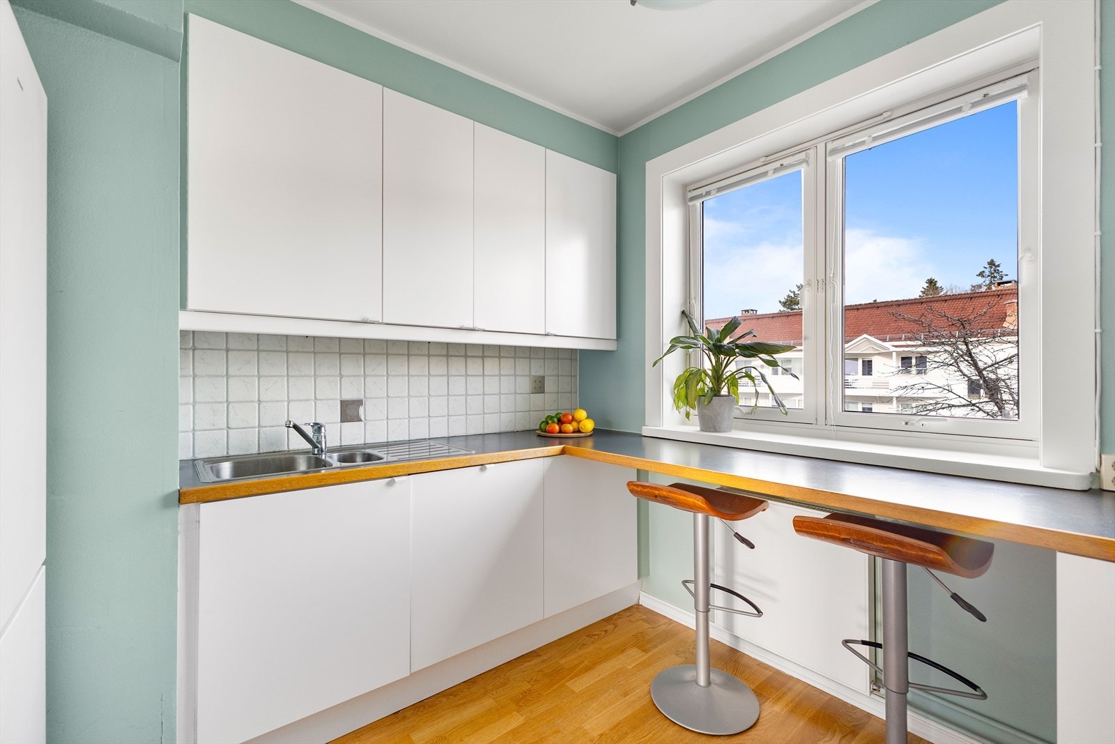 - Her har du rikelig med skap- og benkeplass som gjør matlagingen til en drøm! - Galleribilde