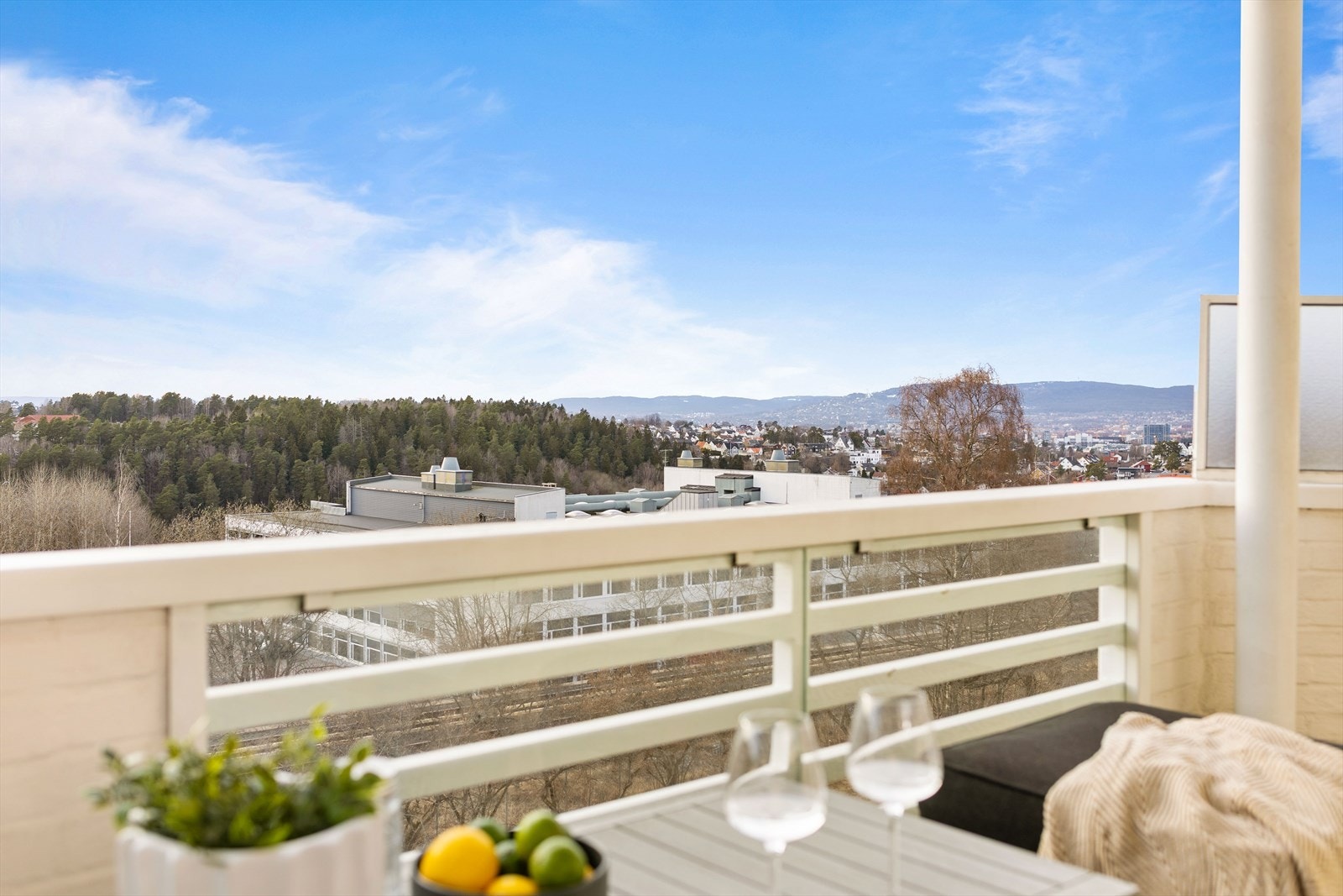 - Fra stuen har du utgang til en vestvendt balkong mot fantastisk utsikt! - Galleribilde