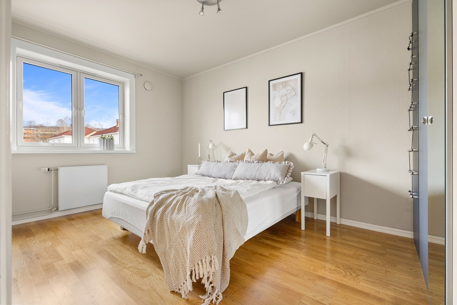 - Soverommet er av god størrelse med god plass til dobbeltseng, garderobeskap og øvrig ønsket møblement - Galleribilde