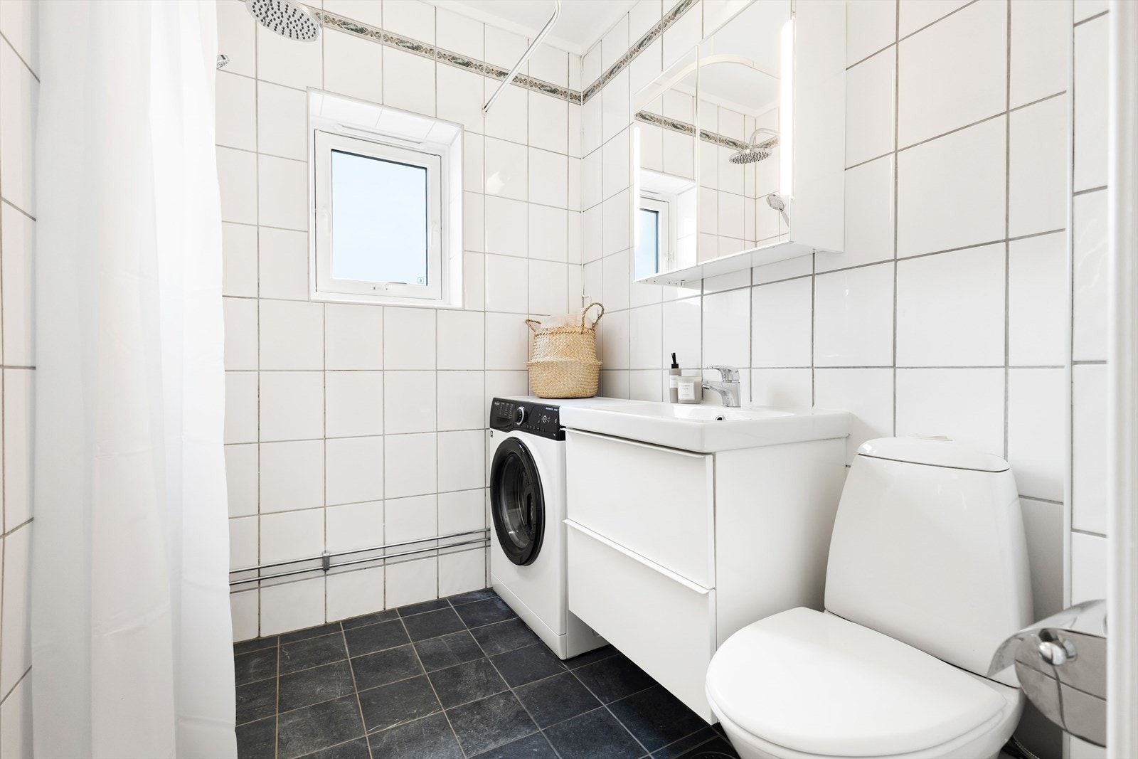 - Lyst, helfliset bad med gulvvarme - Galleribilde