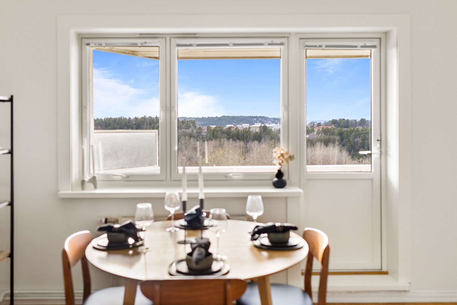 - Stuen fremstår som lys og luftig med stort vindu som åpner rommet og sørger for godt med lysinnslipp - Galleribilde