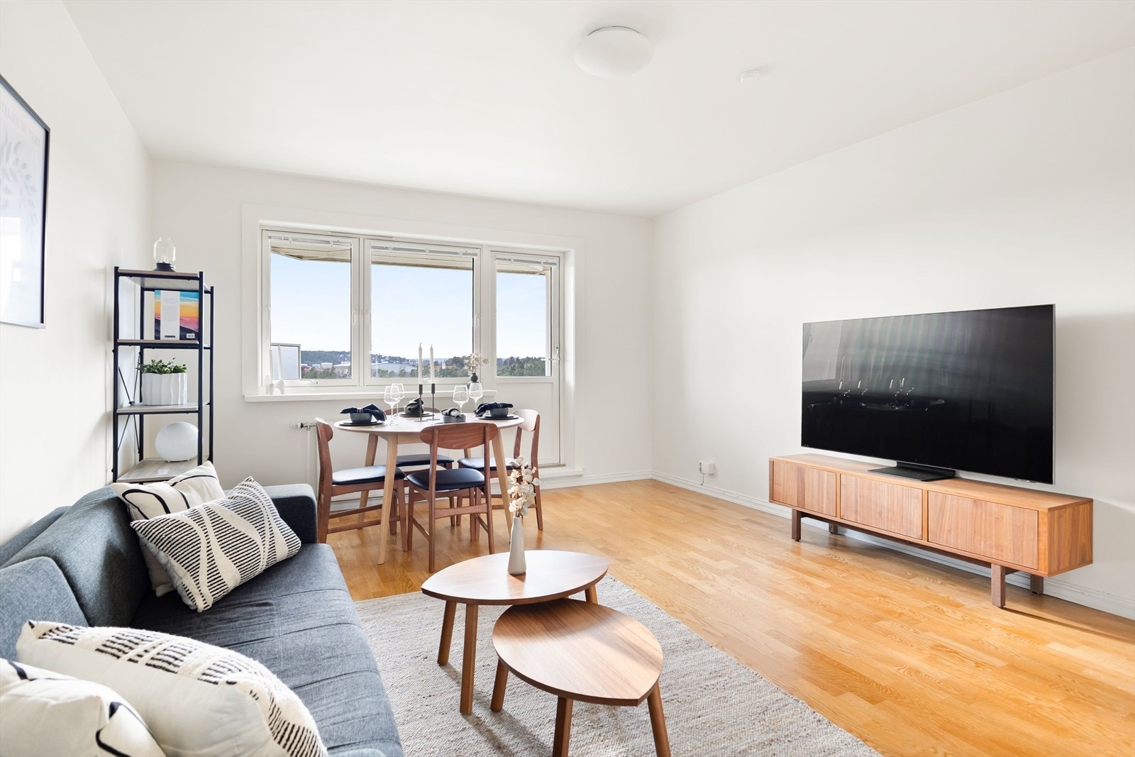 - Stuen har en svært god planløsning som gir rom for både sofagruppe med tilhørende medialøsning og spisebord - Galleribilde