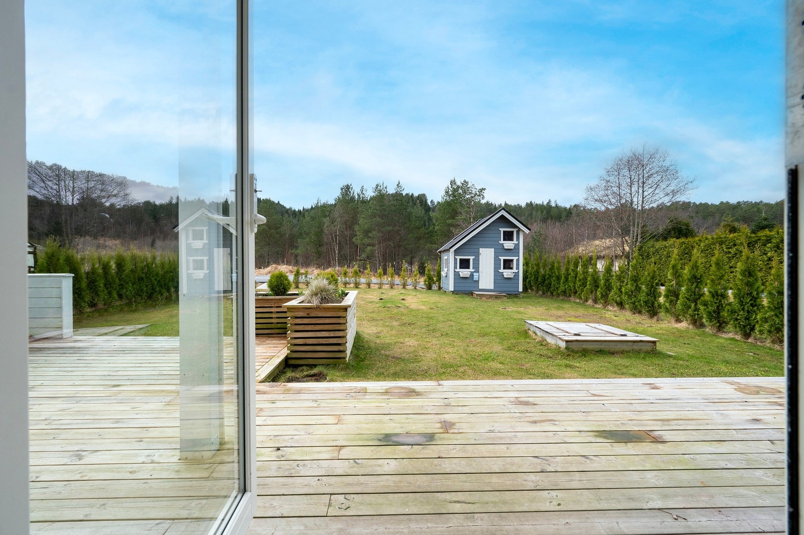 Fra stue/kjøkken er det utgang til markterrasse på ca. 23 kvm. Galleribilde
