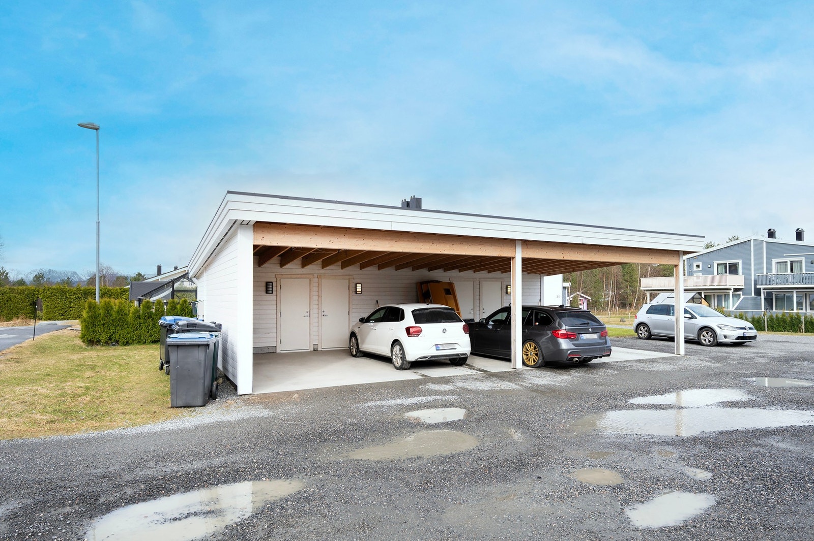Det er sportsbod i bakkant av carport på ca. 5 kvm, her er det innlagt strøm. Galleribilde