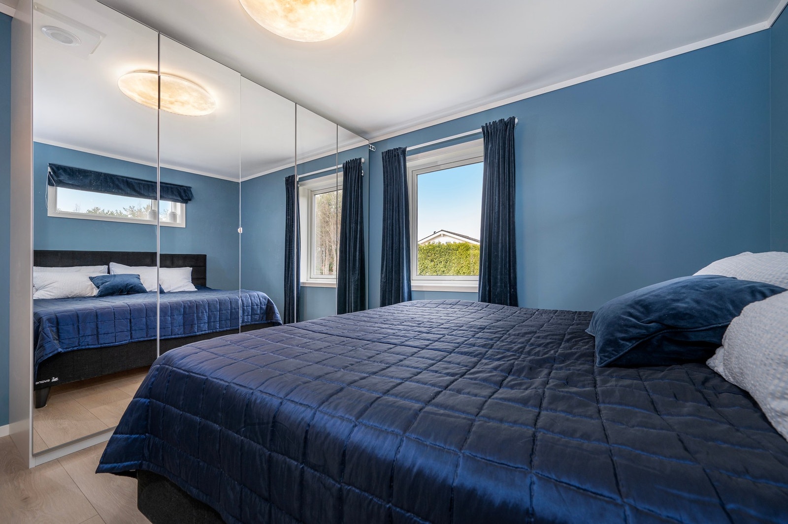 Rommet er innredet med garderobeskap. Galleribilde