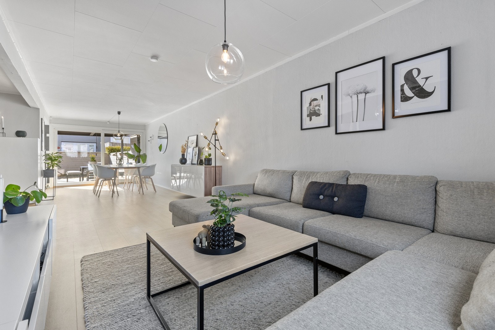 På gulvet er det lagt nydelig lyspigmentert enstavs laminat, ny i 2021 som strekker seg sømløst inn i kjøkkenet. Galleribilde