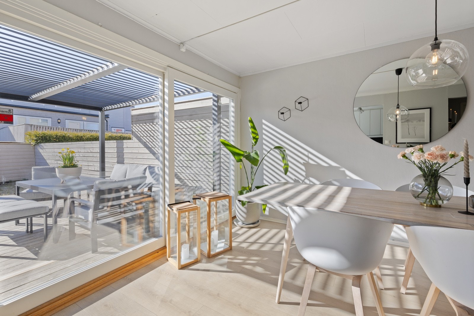 Stilrent og betydelig tilbygd rekkehus over 2 plan med en gjennomført god standard og fine designvalg - beliggende i et sentralt og meget barnevennlig boligområde på Skjetten. Galleribilde