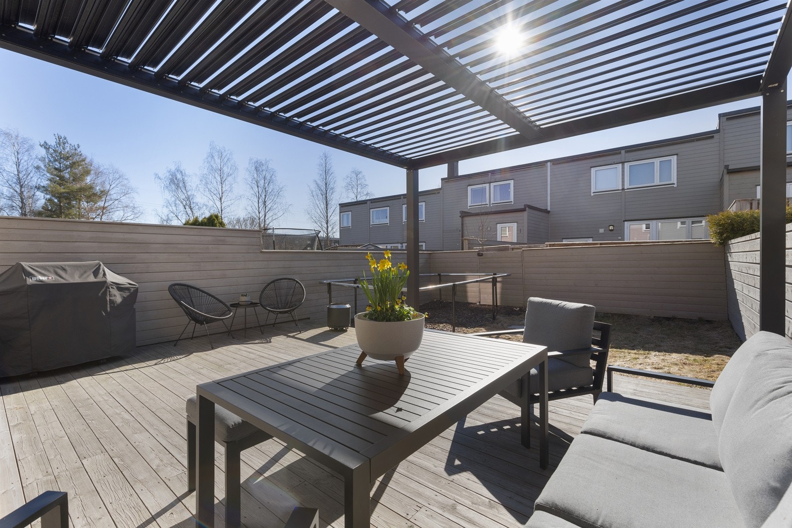 Direkte adkomst fra terrassen til pent opparbeidet inngjerdet plenareal med plass for bla. trampoline. Galleribilde