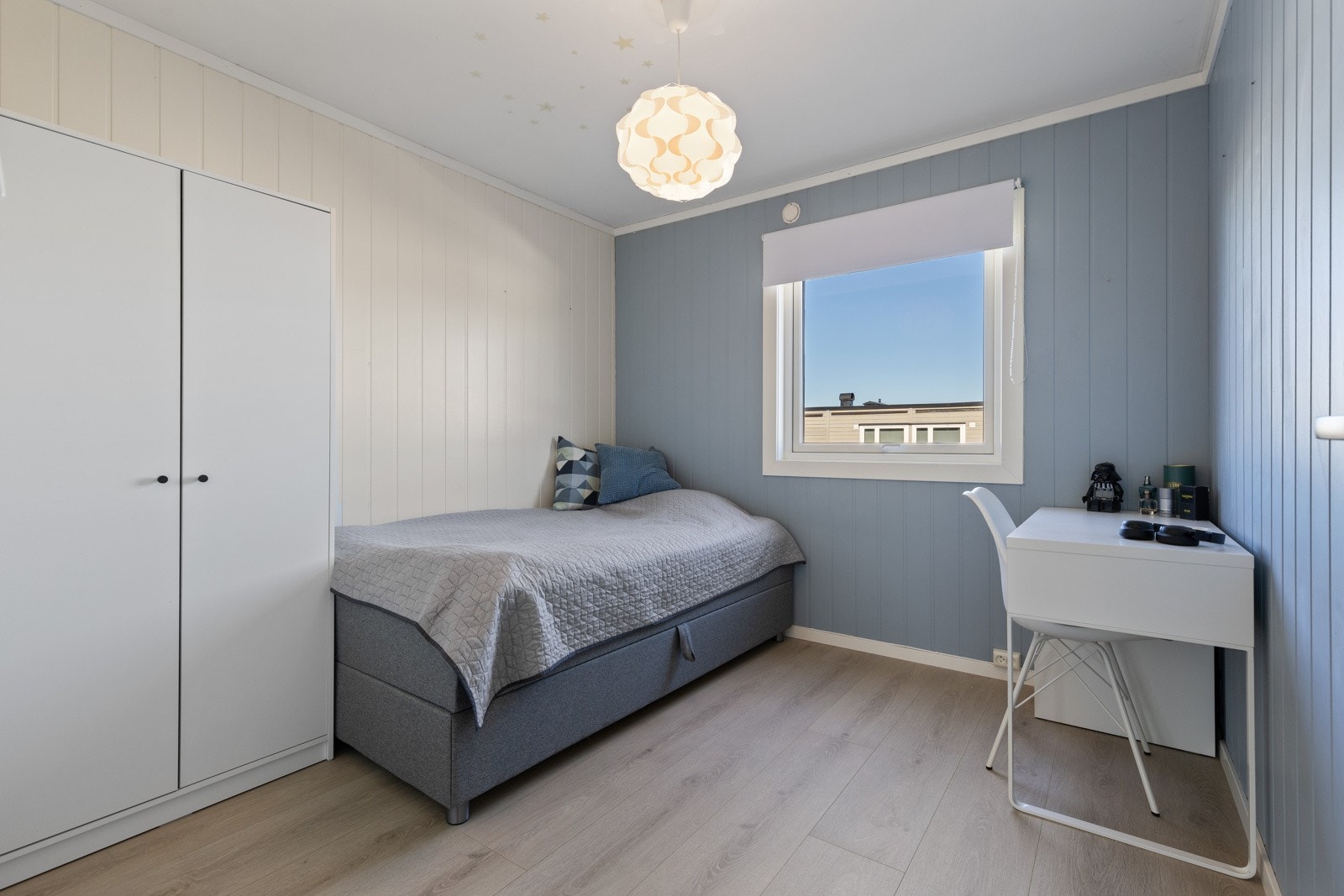 Soverom 3 fremstår som meget tiltalende med malt smartpanel på veggflater, lyspigmentert enstavs laminat på gulv (ny i 2021) og et stort vindu. Galleribilde