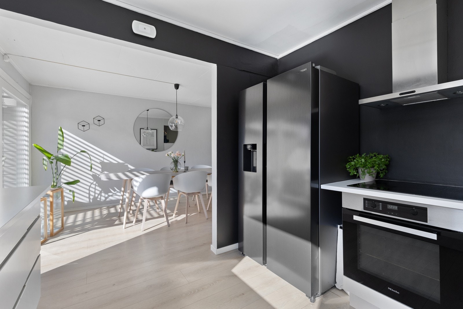 Elektrisk ventilator over kokesonen. Galleribilde