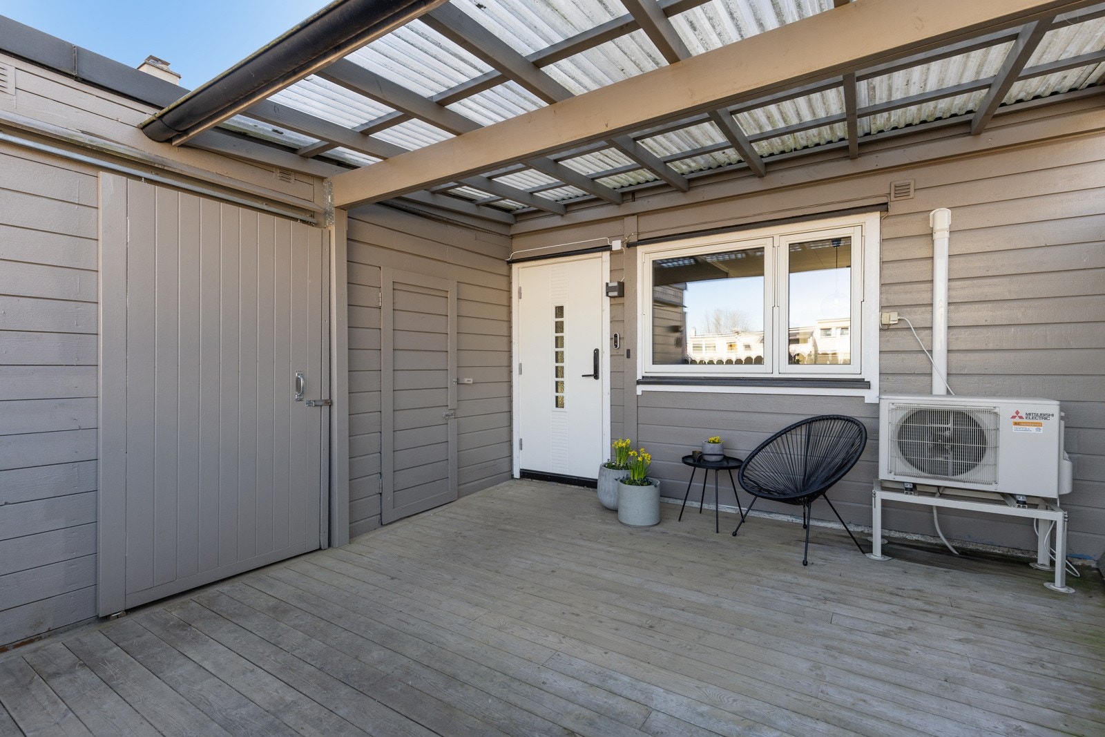 Ved inngangspartiet er det etablert en nordøstvendt terrasse på ca. 23 kvm, et perfekt sted å nyte morgenkaffen. Galleribilde