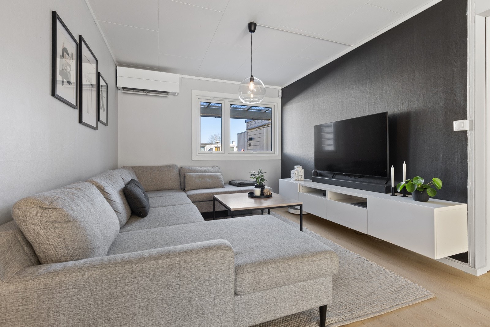 På veggen er det montert en luft-til-luft varmepumpe som bidrar til en jevn temperatur året gjennom. Her er det god plass til sofaløsning med tilhørende møblement. Tv-signaler og internett leveres fra Telia og grunnpakken inngår i felleskostnadene. Galleribilde