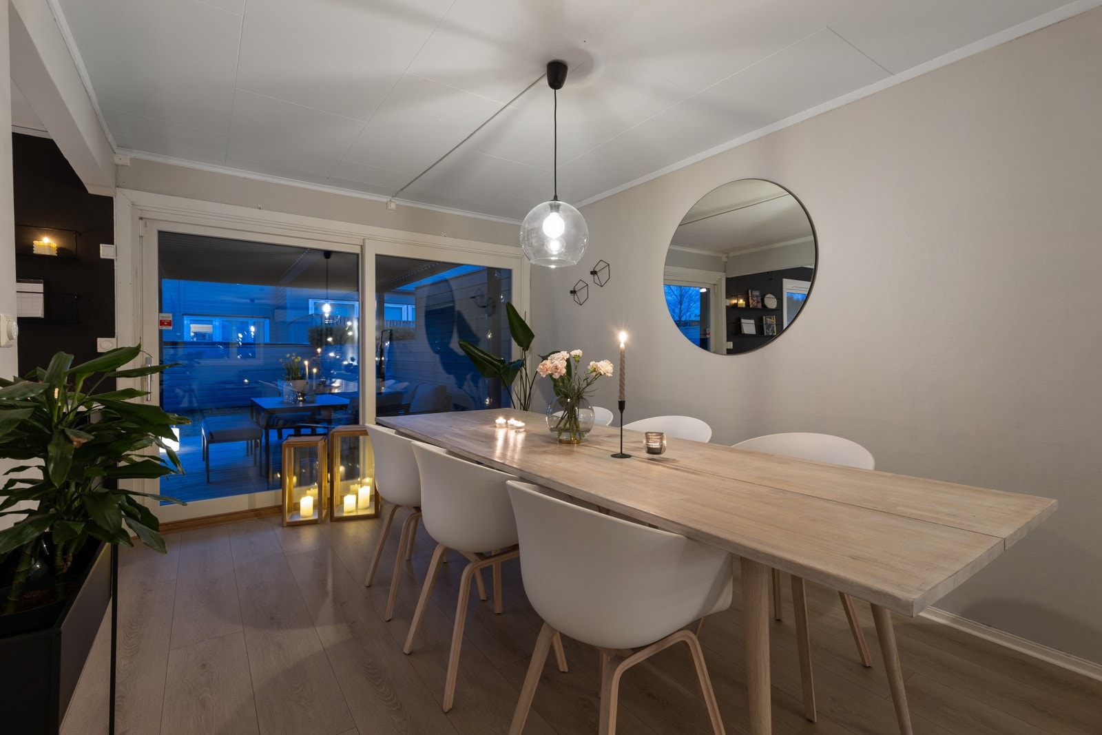 Herlig kveldsstemning i spisestuen. Galleribilde