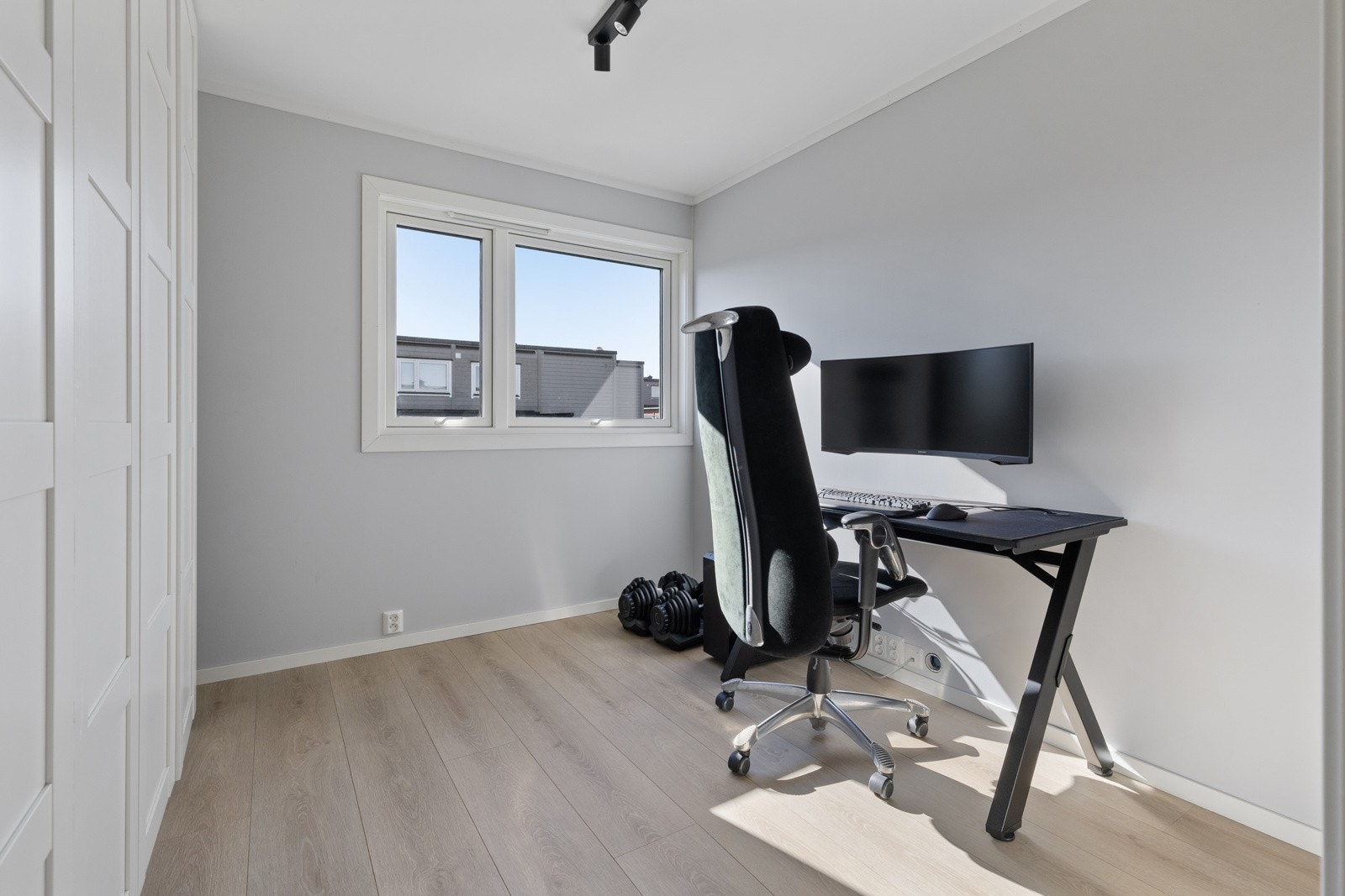 Soverom 4 ble tilbygd boligen i 2022 og er ikke formelt godkjent som et soverom, dette da ferdigattest for tiltaket mangler. Rommet har malte slette veggflater, lyspigmentert enstavs laminat på gulv (ny i 2022) og et stort vindu. Galleribilde