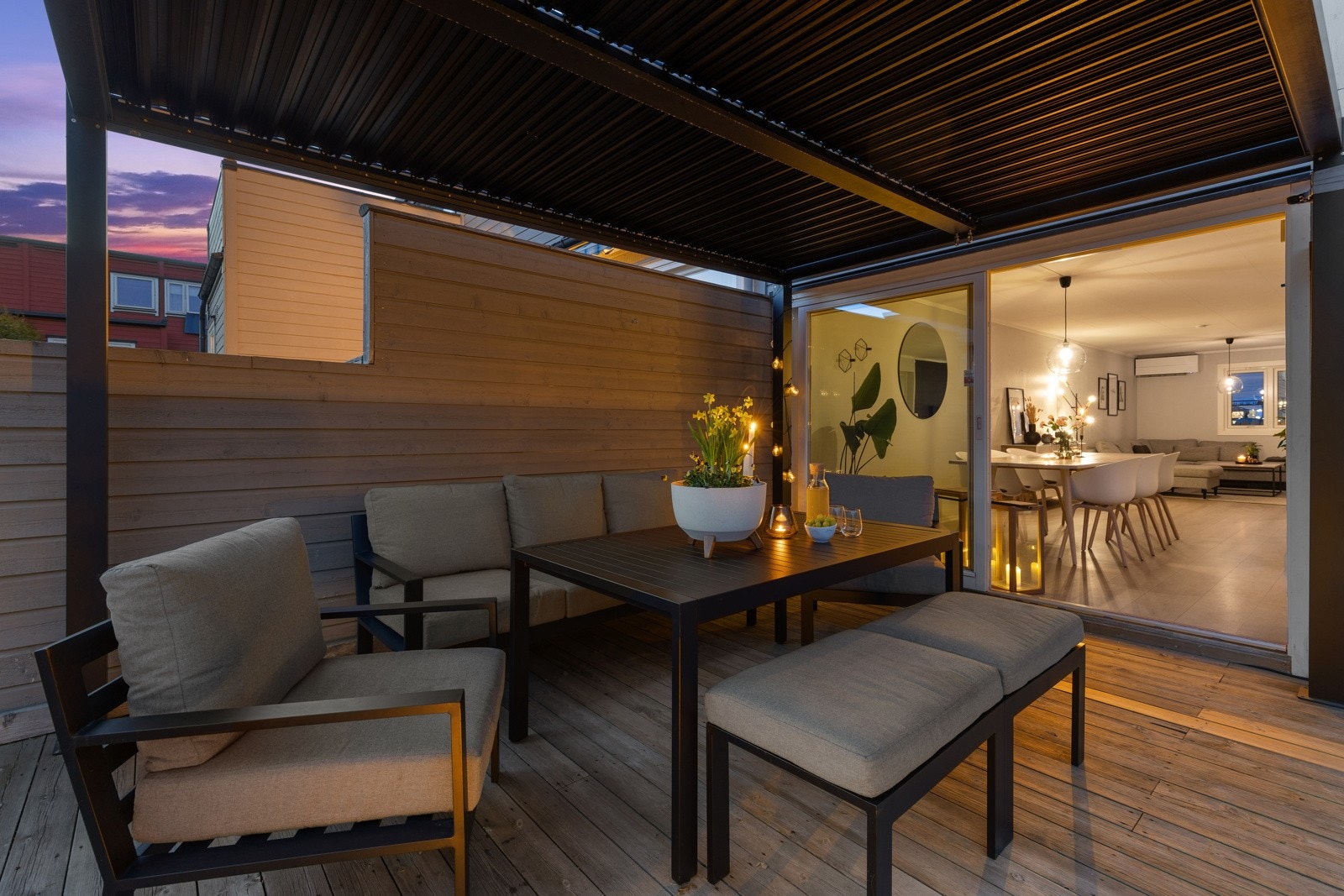 Herlig kveldsstemning på den store terrassen utenfor stuen. Galleribilde