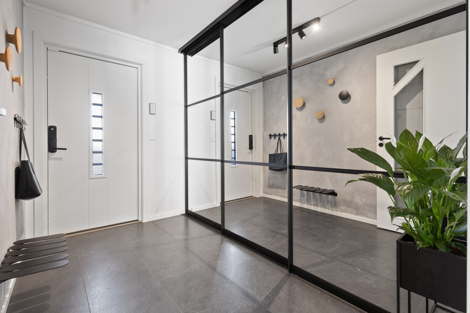 På ytterdøren er det montert en Yale Doorman kodelås - perfekt for en familie. Galleribilde