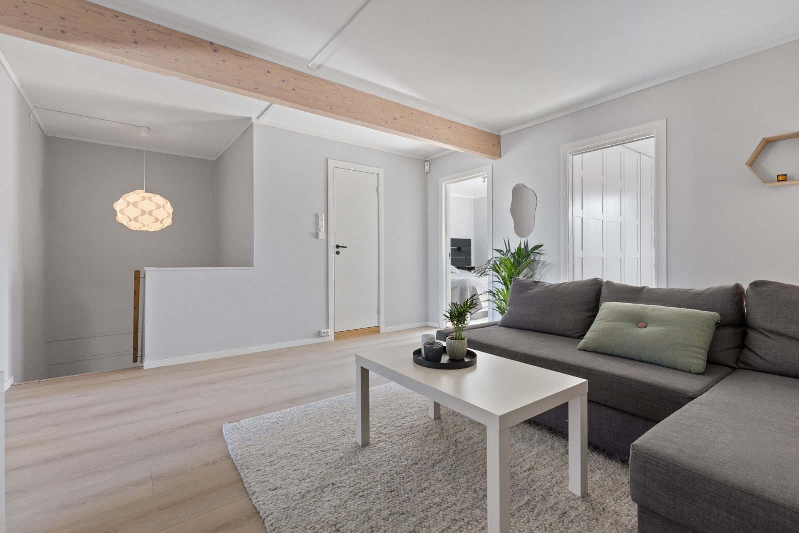 Tv-stuen fremstår som det perfekte ekstra rom - alt etter egne ønsker og behov. Her er det god plass for sofa og Tv-løsning, noe som gir ekstra spillerom og privatliv hos familier. Galleribilde