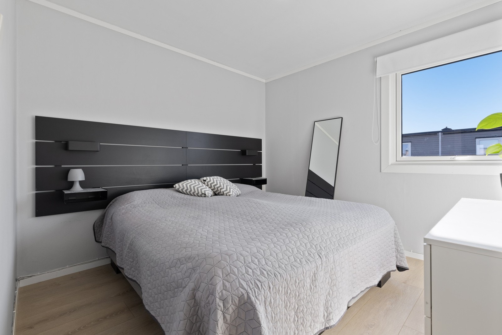 Hovedsoverommet fremstår som meget innbydende med malte slette veggflater og nydelig lyspigmentert enstavs laminat på gulv, ny i 2021. Det store vinduet slipper inn rikelig med lys. Galleribilde