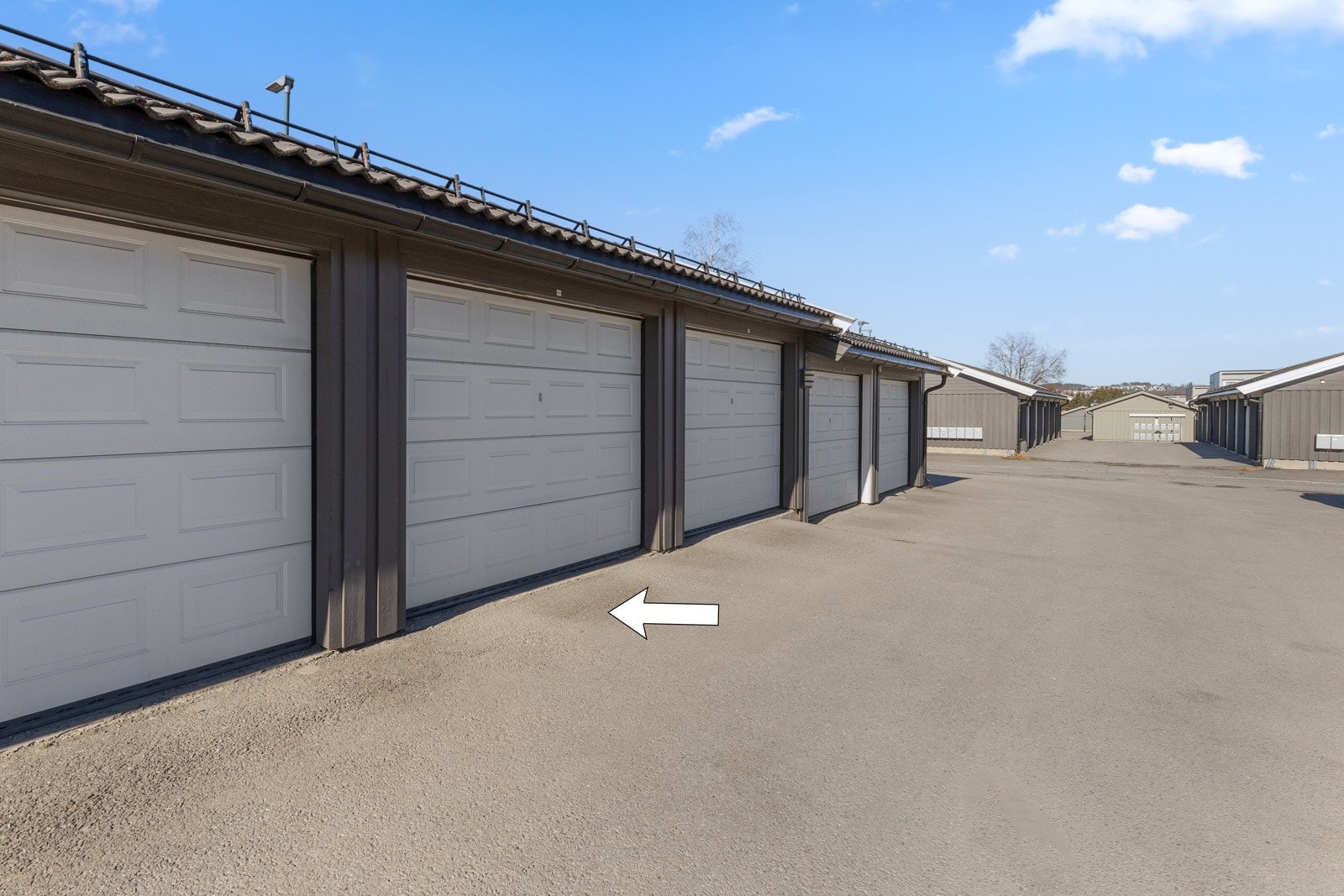 Boligen disponerer en fast garasjeplass i felles garasjerekke, nr. 140. Det er installert elbillader. Forbruk av strøm faktureres andelseier etterskuddsvis etter faktisk forbruk. Galleribilde