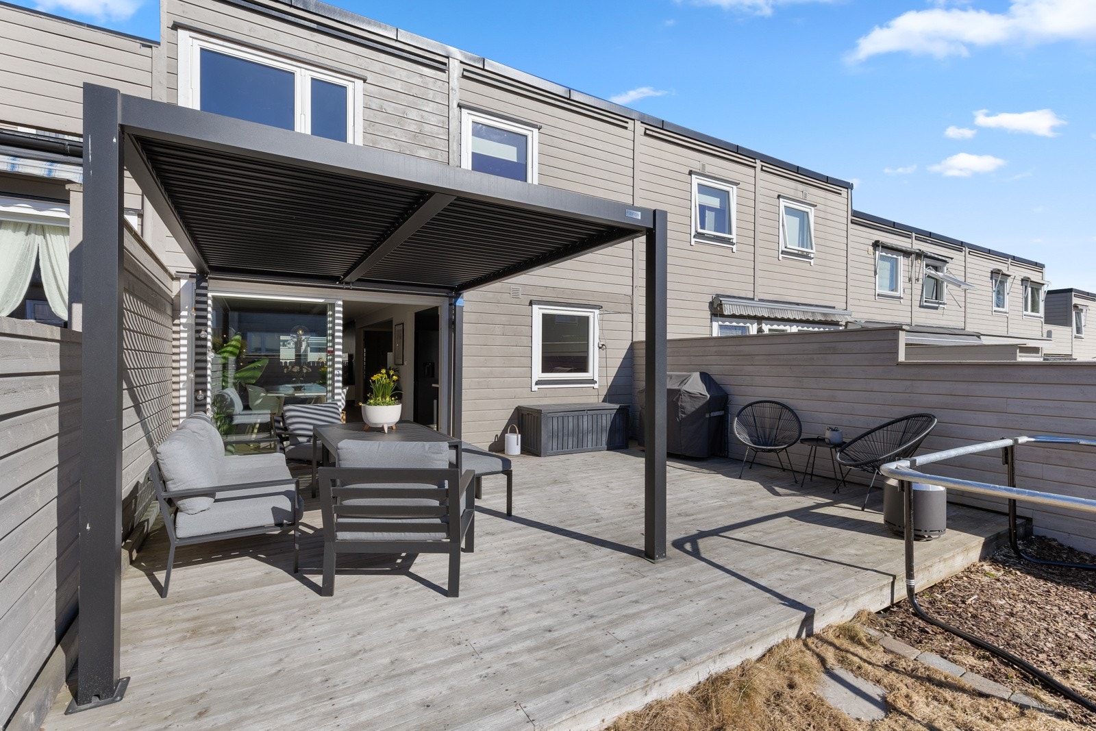 Fra stuen er det utgang til en stor sydvestvendt terrasse på hele 31 kvm, hvor man kan nyte late dager og sene kvelder i hyggelige omgivelser. Pergolaen medfølger ikke boligen ved salget. Galleribilde