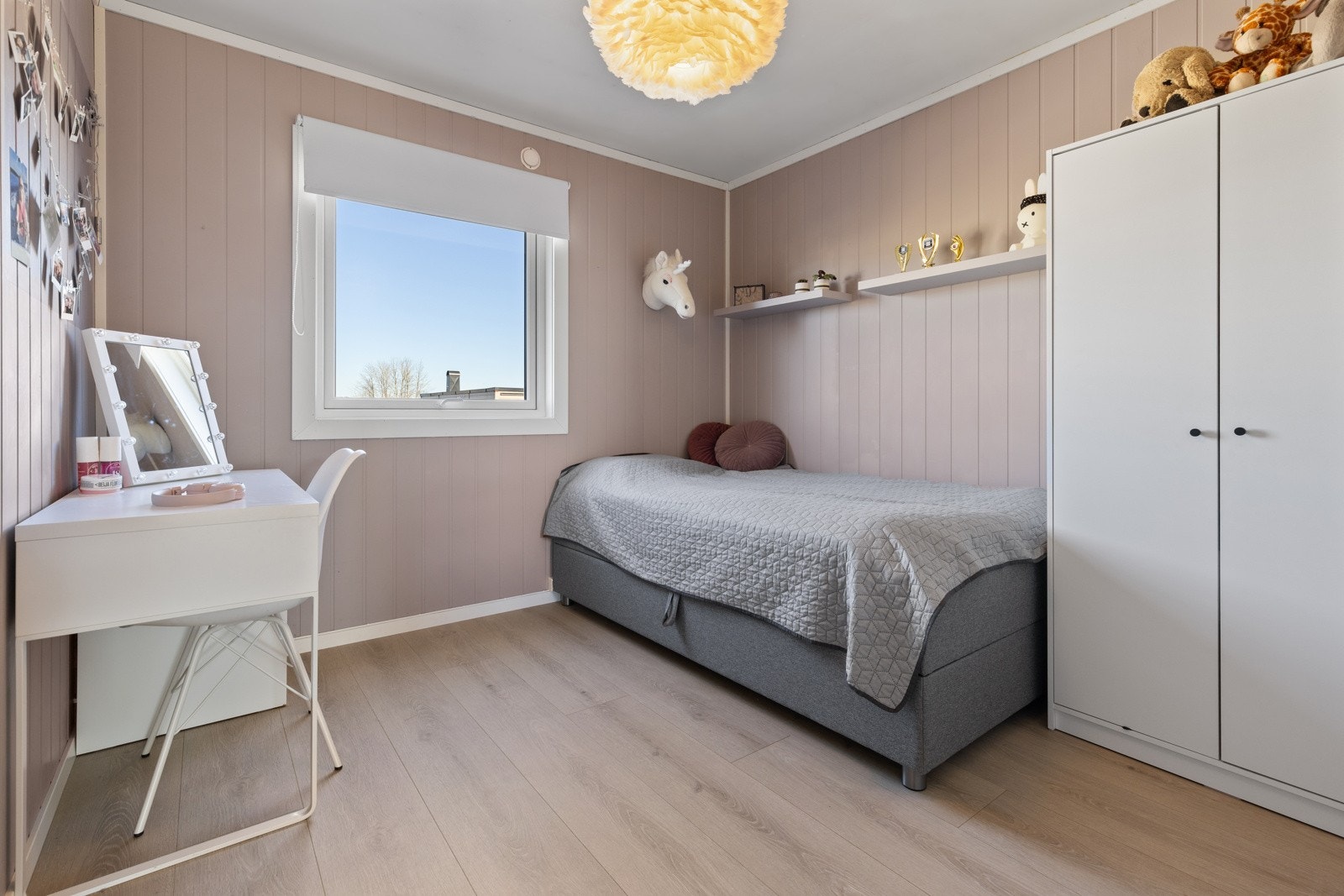 Soverom 2 fremstår som et koselig soverom med malt smartpanel på veggflater og lyspigmentert enstavs laminat på gulv, ny i 2021. Galleribilde