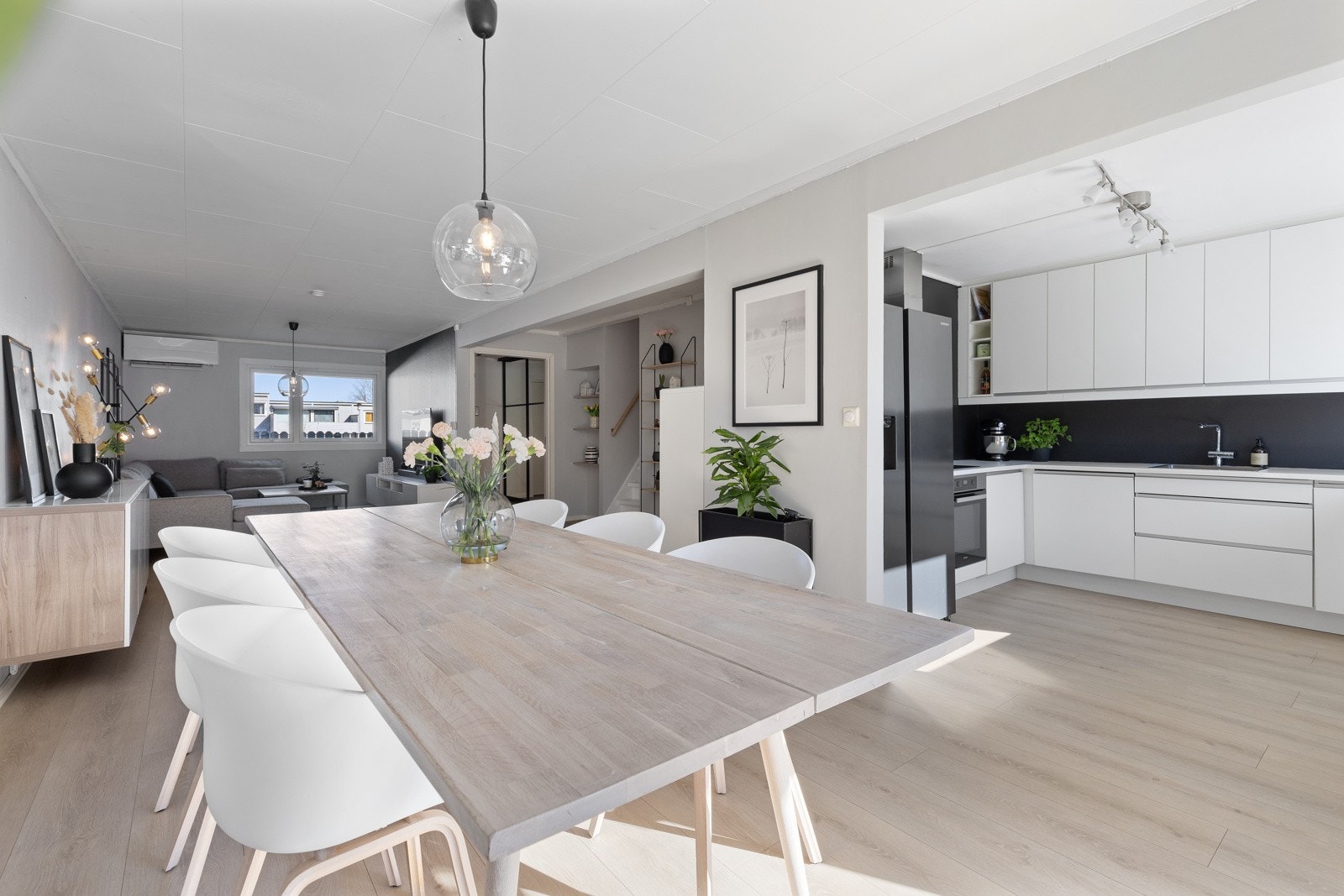 Lys, luftig og åpen planløsning. Galleribilde