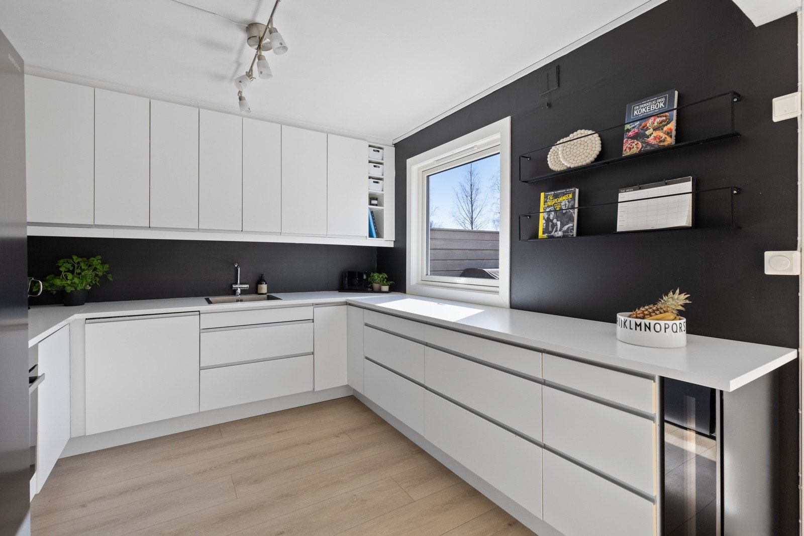 Av utstyr medfølger integrert stekeovn, platetopp, vinskap, oppvaskmaskin, samt frittstående side-by-side kjøle-/ og fryseskap. Galleribilde