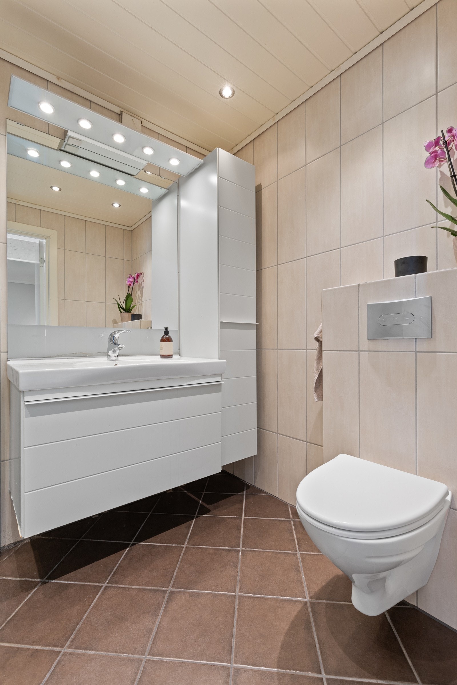 Pent flislagt bad i boligens 2. etasje, pusset opp i 2007. Innredningen består av stilrent servantmøblement med 2 skuffer, tilhørende høyskap og speil m/toppmontert belysning. Galleribilde