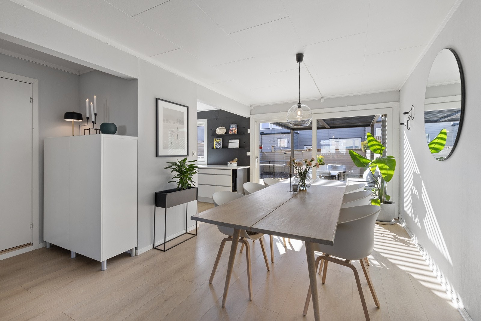 Spisestuen i forkant av kjøkkenet innbyr til hyggelige måltider med familie og gode venner. Flott lys fra store vindusflater! Galleribilde