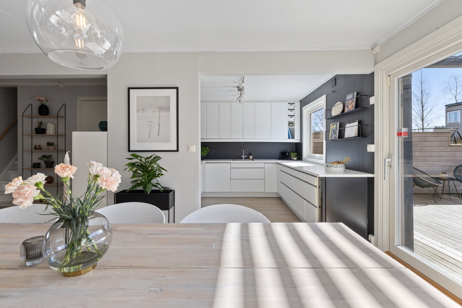 Den store skyvedøren fører enkelt ut til en solrik sydvestvendt terrasse på hele 31 kvm og en pent opparbeidet hageparsell. Galleribilde