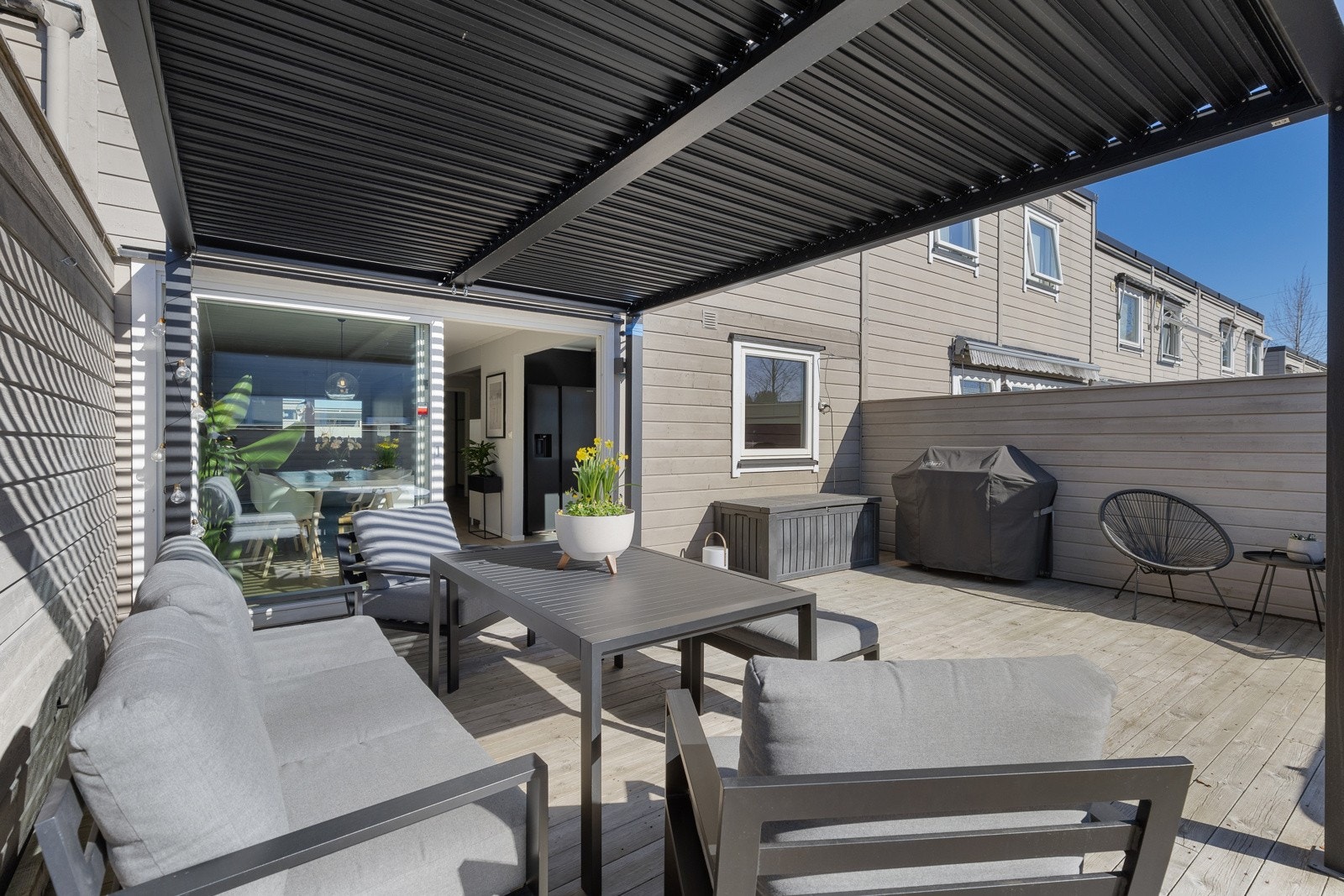 På terrassen kan man nyte late dager og sene kvelder i hyggelige omgivelser. Galleribilde