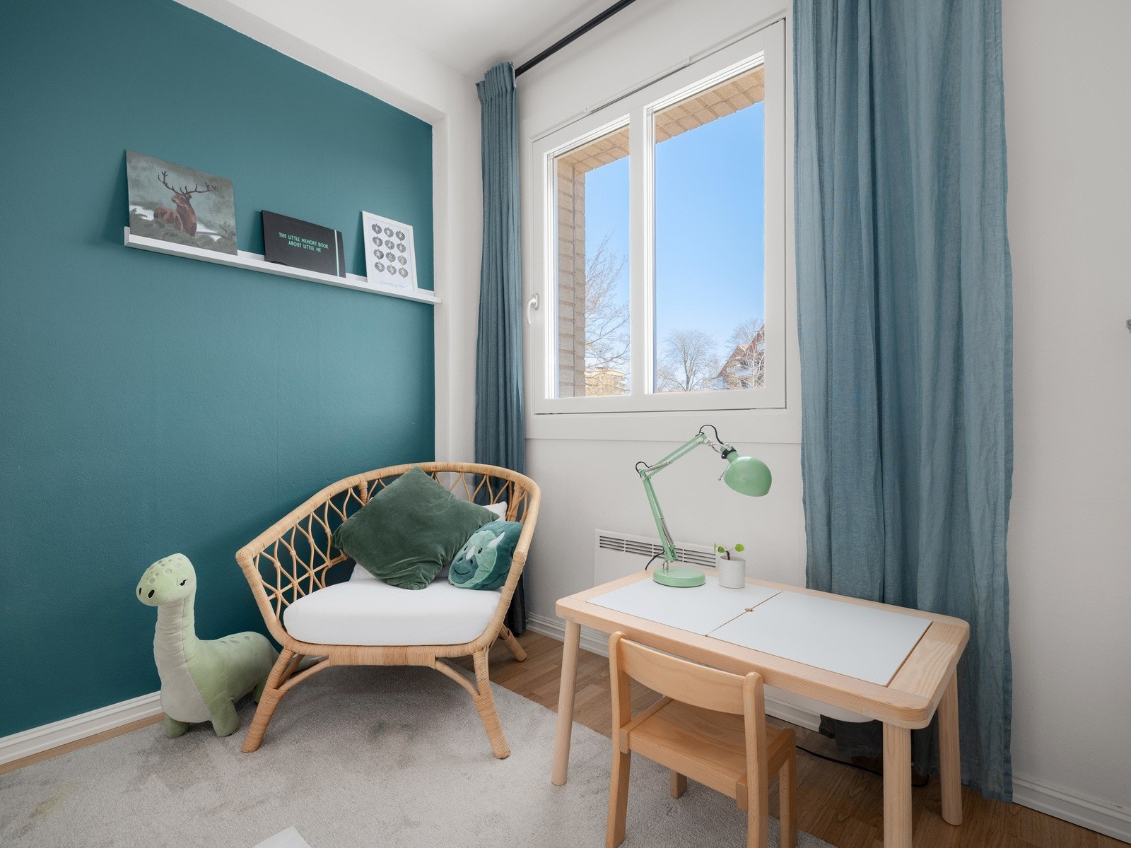 God plass til både seng, kontorpult og klesskap. Galleribilde