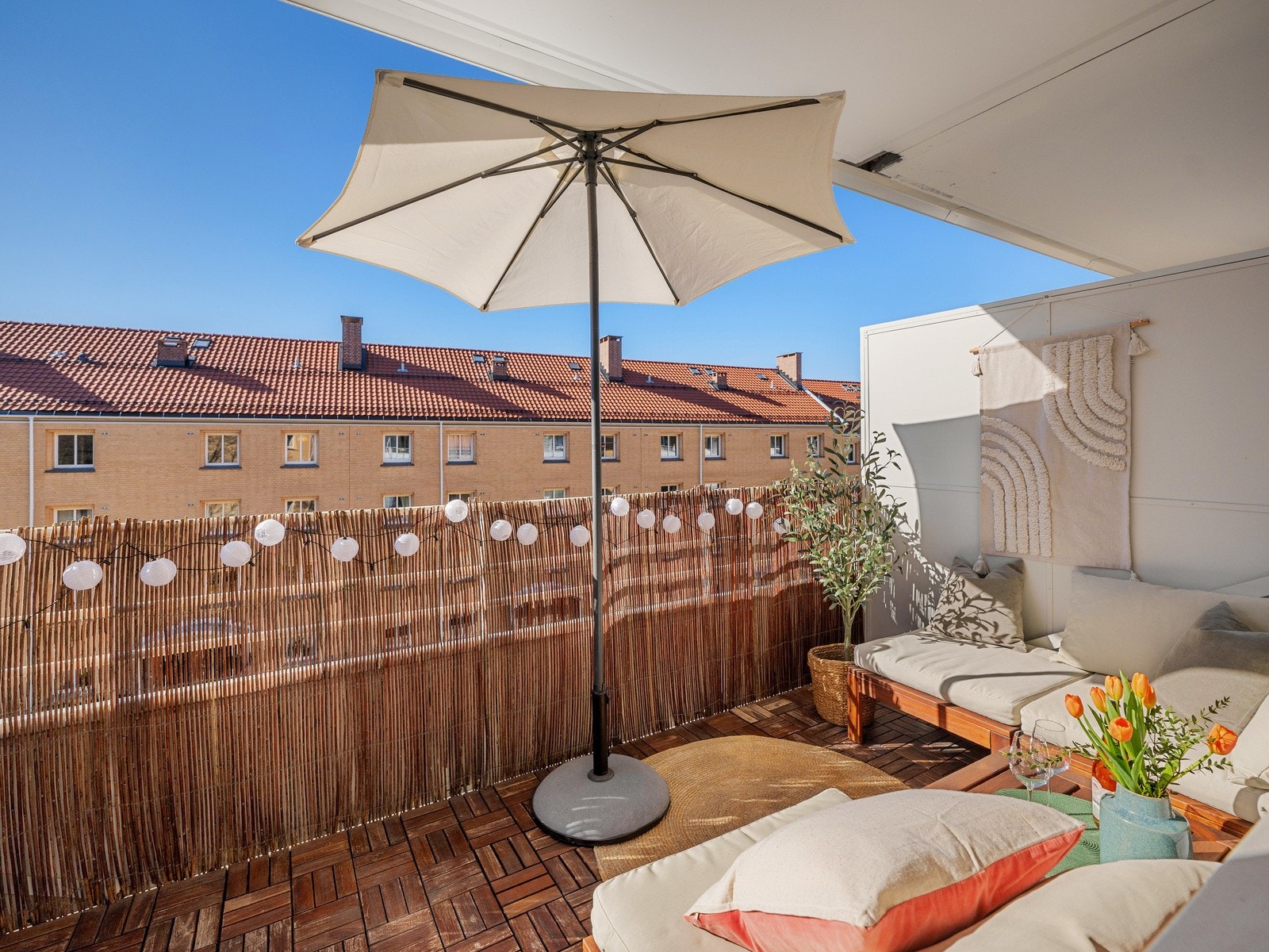 På sommeren kommer solen tidlig på dagen og varer helt til kvelden. Galleribilde