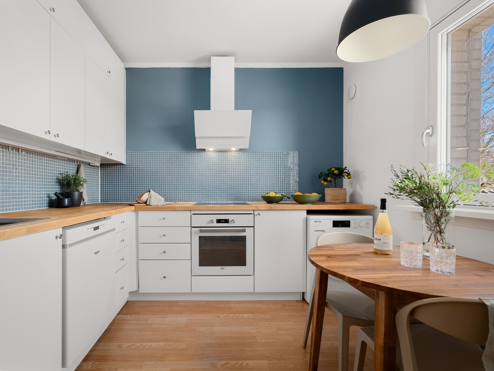 Kjøkkenet fremstår som moderne og funksjonelt. Galleribilde