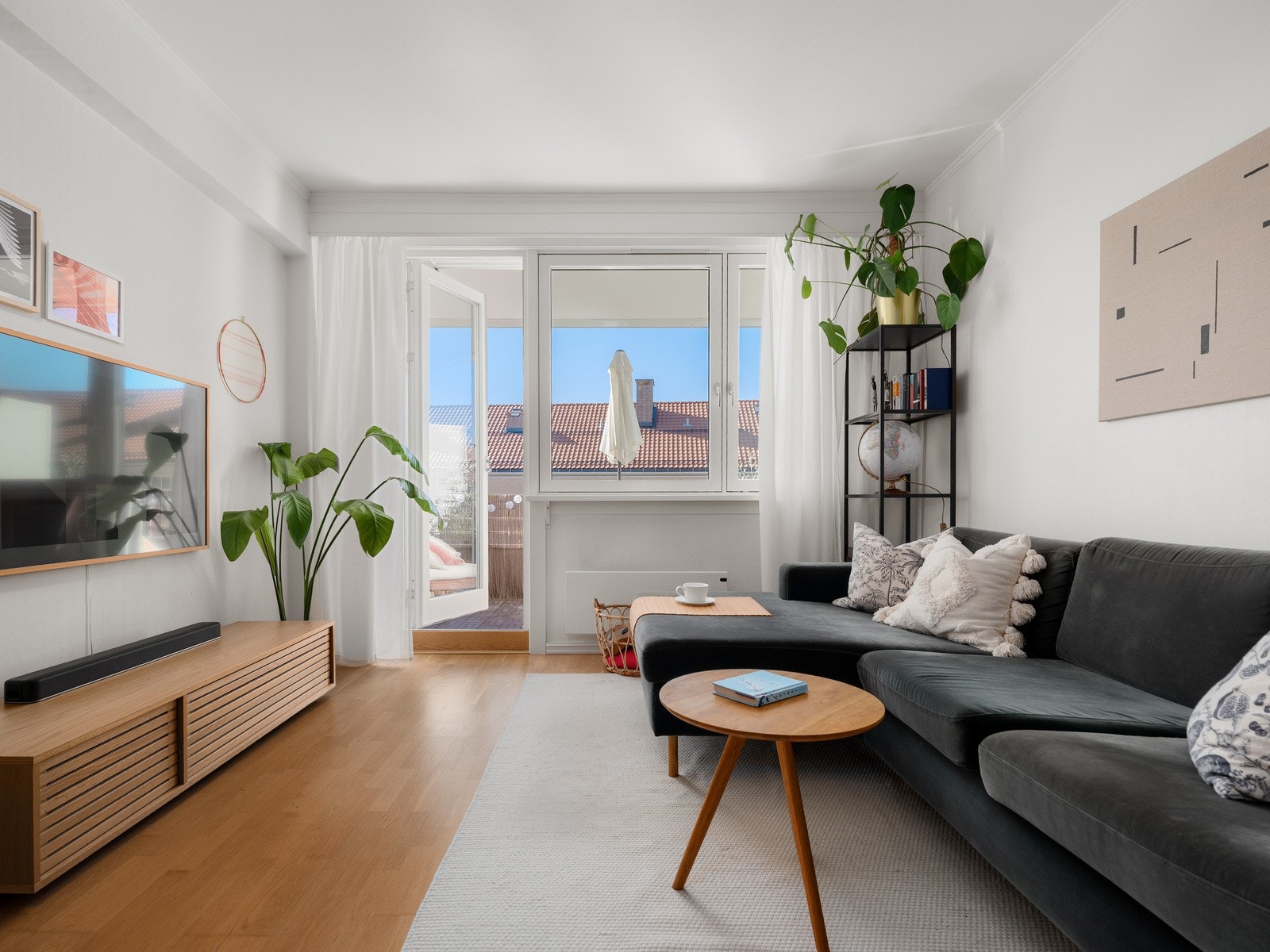 Veggene er malt i en lys farge, og det er parkett på gulv. Galleribilde