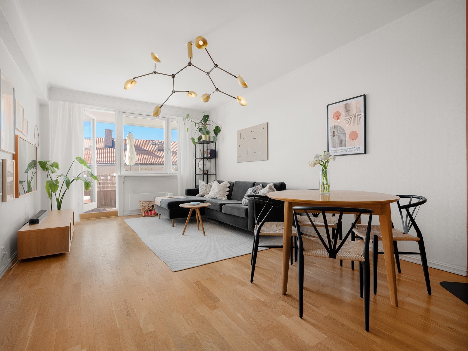 Leiligheten ligger i byggets 3. etasje og er gjennomgående. Den inneholder entré, bad/wc, to soverom, kjøkken og stue med utgang til balkong. Galleribilde