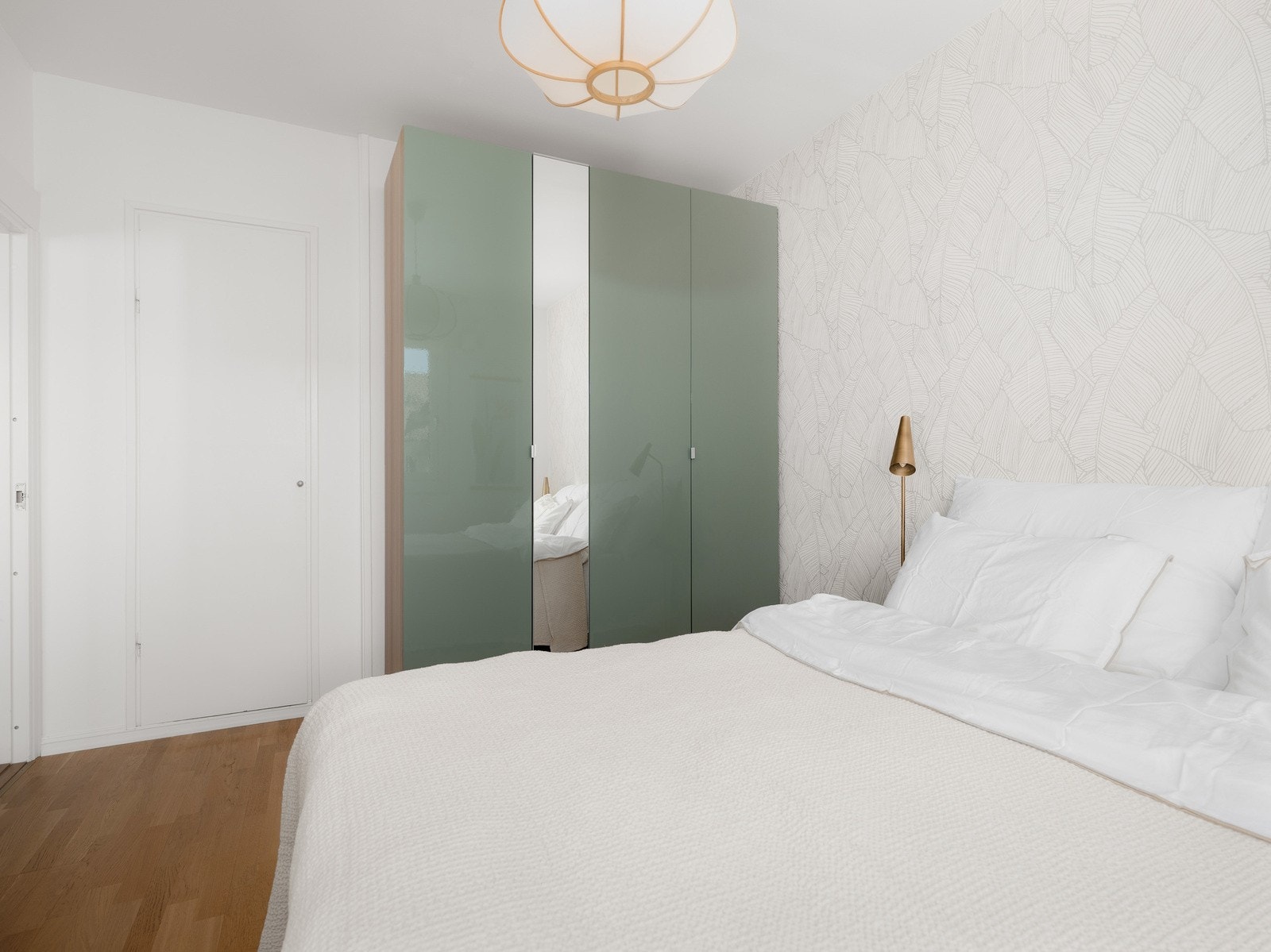 Garderobeskap og inngang til innebygd skap. Galleribilde